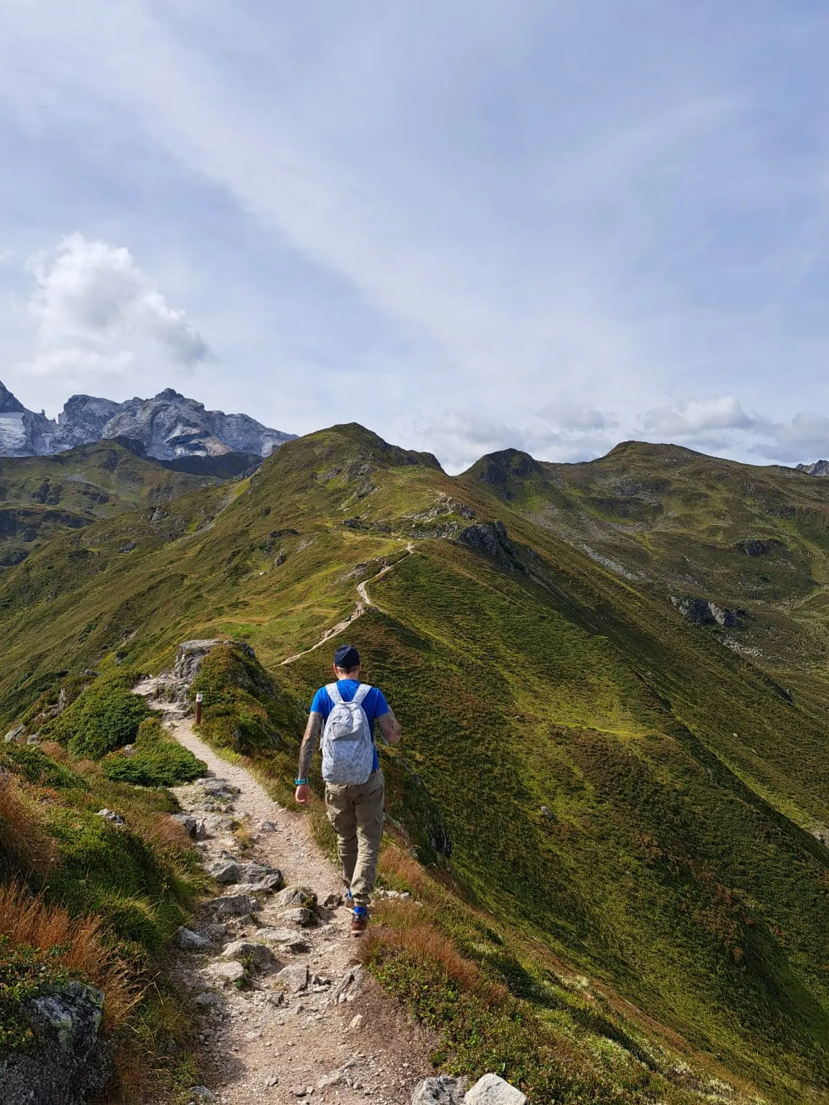 Spüren + Fühlen - Gesundheitskonzepte - Eine Person beim Wandern auf dem Golmer Höhenweg, einem landschaftlich reizvollen und anspruchsvollen Höhenweg in Vorarlberg,