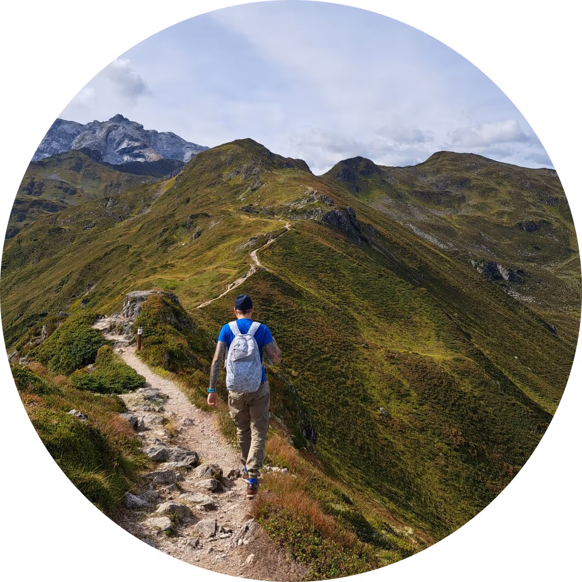 Spüren + Fühlen - Gesundheitskonzepte - Eine Person beim Wandern auf dem Golmer Höhenweg, einem landschaftlich reizvollen und anspruchsvollen Höhenweg in Vorarlberg,