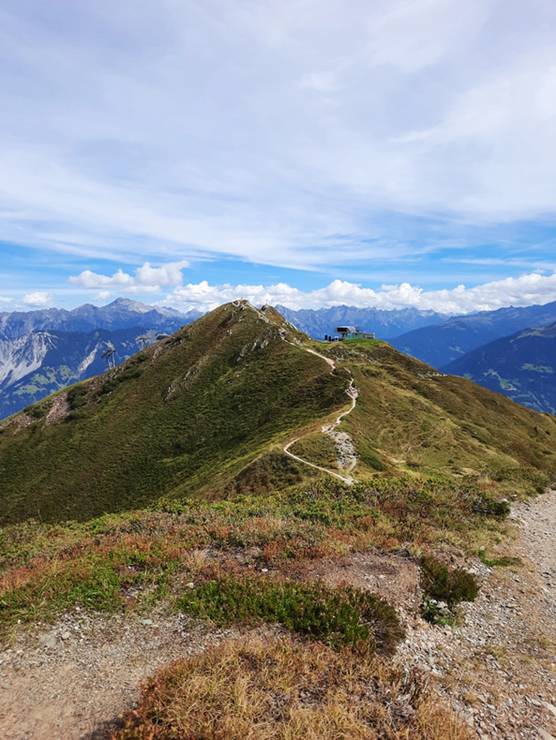 Spüren + Fühlen - Gesundheitskonzepte - Eine Person beim Wandern auf dem Golmer Höhenweg, einem landschaftlich reizvollen und anspruchsvollen Höhenweg in Vorarlberg,