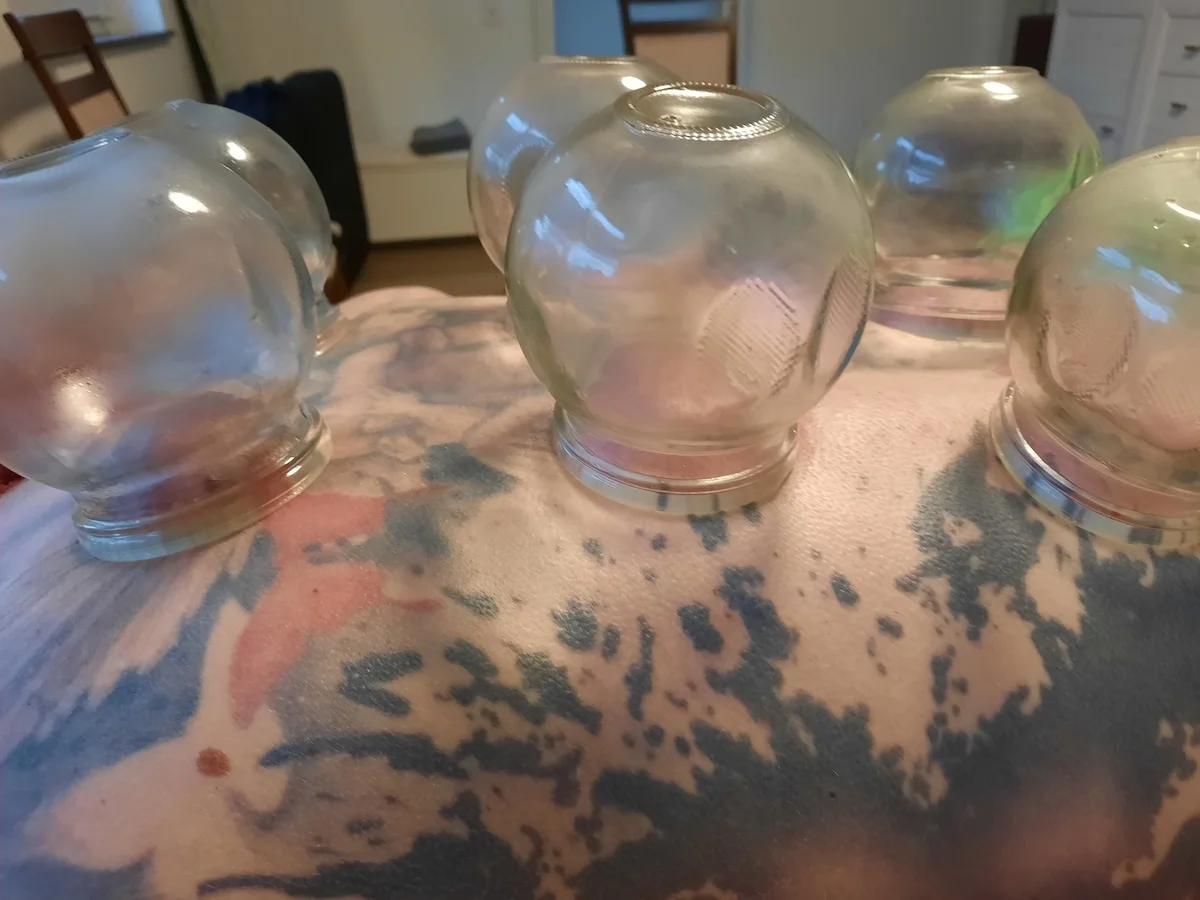Spüren + Fühlen – Gesundheitskonzepte – eine Ansammlung von drei Luftballons, die sich in den Blättern und Ästen eines Baumes verheddern.